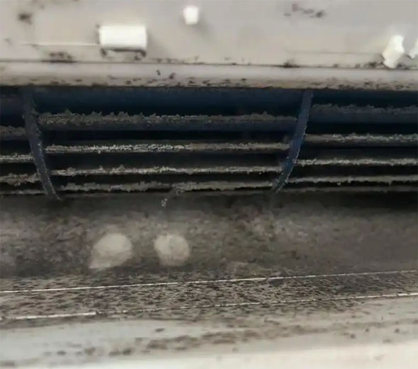 大田空调吹的风有股烧焦味是怎么回事